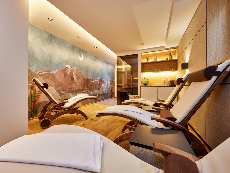 Mehrere Wellness-Liegen stehen bei der private Saune der Bader Suites zur Entspannung bereit